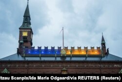 Primăria din Copenhaga iluminată în culorile drapelului ucrainean la a treia aniversare a invaziei pe scară largă rusești, la 24 februarie 2025.