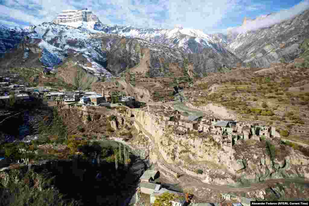 Вместо стен, как иглы, здесь торчат круглые бревна и балки. Когда-то давно они поддерживали дома. Но сейчас они&nbsp;наполовину съехали в долину.&nbsp;Это место называется Кхюрдабак. На языке аварцев это значит "Аул на скале"