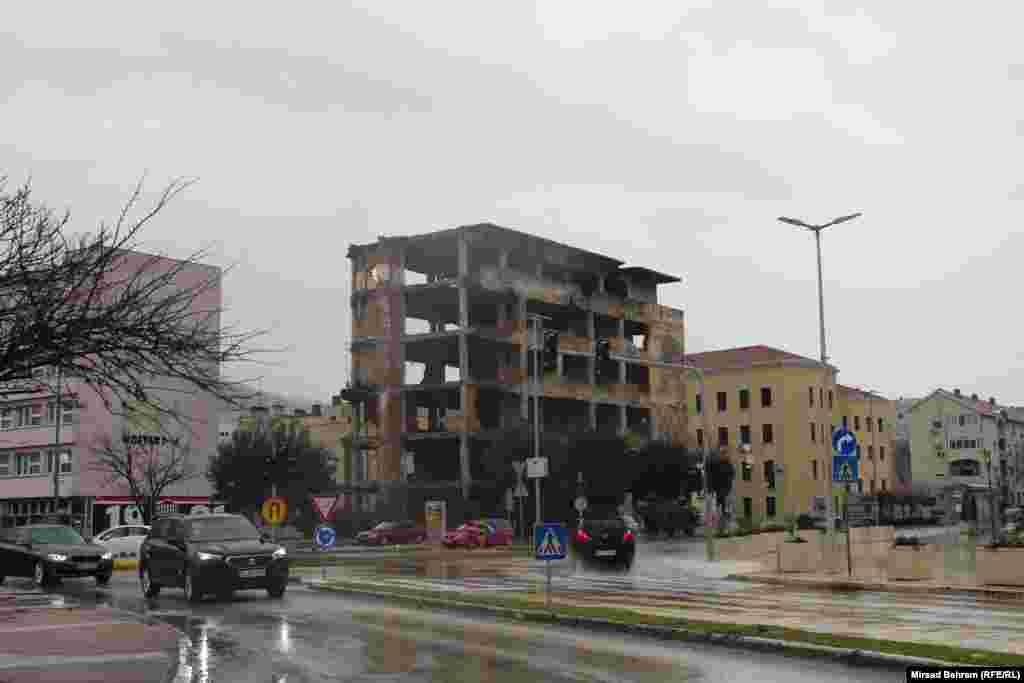 Zgrada Privredne banke Sarajevo i Privredne komore BiH; nalazi se na Španskom trgu u Mostaru, u centralnoj gradskoj zoni, na samoj bivšoj liniji razdvajanja; izgrađena je takođe u vrijeme SFRJ (Socijalistička Federativna Republika Jugoslavija), a u proteklom ratu je teško oštećena. &nbsp;