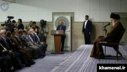 عکسی از دیدار مدیران صداوسیما با رهبر جمهوری اسلامی در سال ۱۳۹۴ که حسین محمدی نیز در آن حضور دارد (نفر اول سمت چپ)