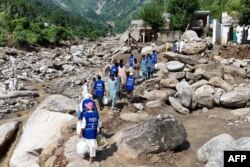 په بونېر کې رضاکاران سېلاب ځپلو ته خوراکي مرستې لېږدوي - د اګست ۱۸مې انځور.