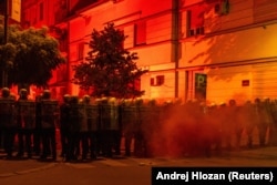 Deo demonstranata u pravcu policije bacio je pirotehnička sredstva, Novi Sad, 14. avgust 2025.