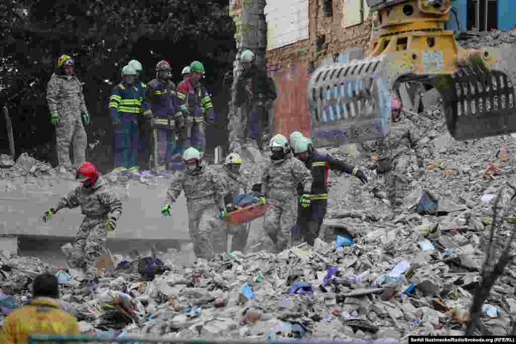 Рятувальники деблокували тіло людини з-під завалів багатоповерхівки в Солом'янському районі