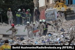 Руїни знищеного російською ракетою під'їзду багатоповерхівки в Солом'янському районі Києва, деблокування тіл загиблих, 17 червня 2025 року