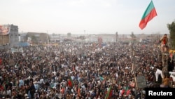 تحریک انصاف د صوابۍ په ګډون د هېواد په نورو برخو کې د عمران خان د خلاصون لپاره یوشمېر ولسي غونډې کړې دي. انځور له ارشیفه