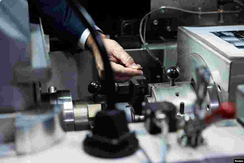 Brendon Bič uzima iz mašine jedan od poslednjih iskovanih penija, Filadelfija, Pensilvanija, 12. novembra 2025. 