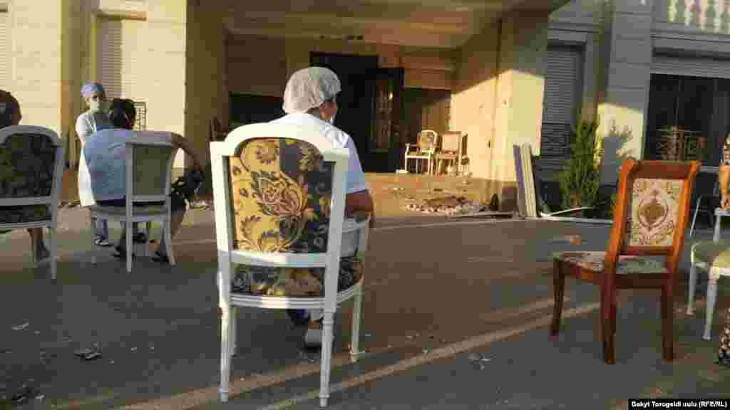 Атамбаевдин үйүнүн жанында отурган "Тез жардам" кызматынын дарыгери.