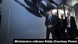 "Komandanti herojskih brigada obilaze izložbu u Muzeju Beograda", naslov je vesti sa sajta Ministarstva odbrane. Na slici: Miloš Đošan (desno) sa tadašnjim ministrom odbrane Aleksandrom Vulinom, 3. maj 2019.