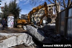 (Aksioni i rrëzimit të murit, i ndërtuar nga autoritet e veriut, AFP)