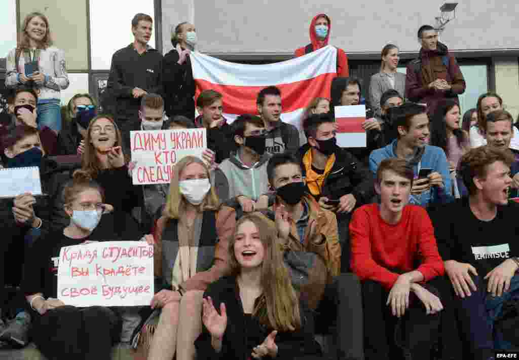 Плакат має написи з обох боків, які є зверненням до Олександра Лукашенка. З одного боку написано &ndash; &laquo;Діму викрали, хто наступний?&raquo;, а з іншого &ndash; &laquo;Викрадаючи студентів, ти крадеш своє майбутнє&raquo;