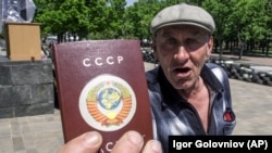 Чоловік у Луганську показує обкладинку паспорта з символікою СРСР, архівне фото