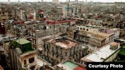 Квартал старой "новой" Гаваны. Это - престижное жилье здесь. Фото автора