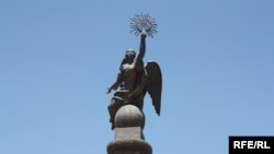 Ала-Тоо аянтындагы мурдагы “Эркиндик” эстелиги. 15.5.2010.