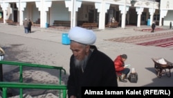 Центральная мечеть, Бишкек, 19 марта 2012 года.
