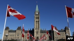 بیرق کانادا در مقابل ساختمان پارلمان فدرال در اوتاوا 