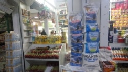 Almatynyň bazarlarynyň birinde satuwda goýlan un. 7-nji noýabr, 2019.