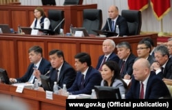 Қырғыз парламентінде отырған үкімет мүшелері. Сурет Қырғызстан президенті сайлауына дейін түсірілген. 27 сәуір 2017 жыл.