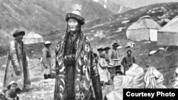 Чүйдөгү адеми кийинген бийкеч. Автору италиялык  Жүл Брошерел. Булагы: "Бекзаада Сципион Боргезенин Касиеттүү тоолордогу саякаты, 1907-жыл” деген китеп. 1900. (фото/ретушь).