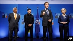 Președintele Consiliului European, Antonio Costa, președintele Ucrainei Volodimir Zelenski, secretarul general al NATO Mark Rutte și președintele Comisiei Europene Ursula von der Leyen vorbesc înainte de o întâlnire în marja summitului NATO de la Haga. Marți, 24 iunie 2025.