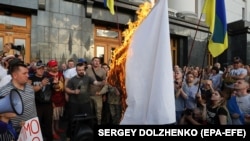 Пікетувальники вимагали відставки голови Тристоронньої контактної групи від України на переговорах у Мінську Леоніда Кучми та президента України Володимира Зеленського. На фото спалюють «прапор капітуляції»