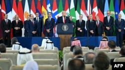 Președintele american Donald Trump (centru) vorbește în timpul Summitului de Pace de la Sharm El-Sheikh, desfășurat în stațiunea de la Marea Roșie - Egipt, 13 octombrie 2025.