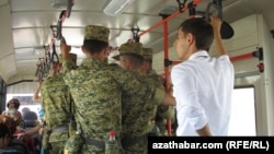 Aşgabat, awtobusly barýan esgerler