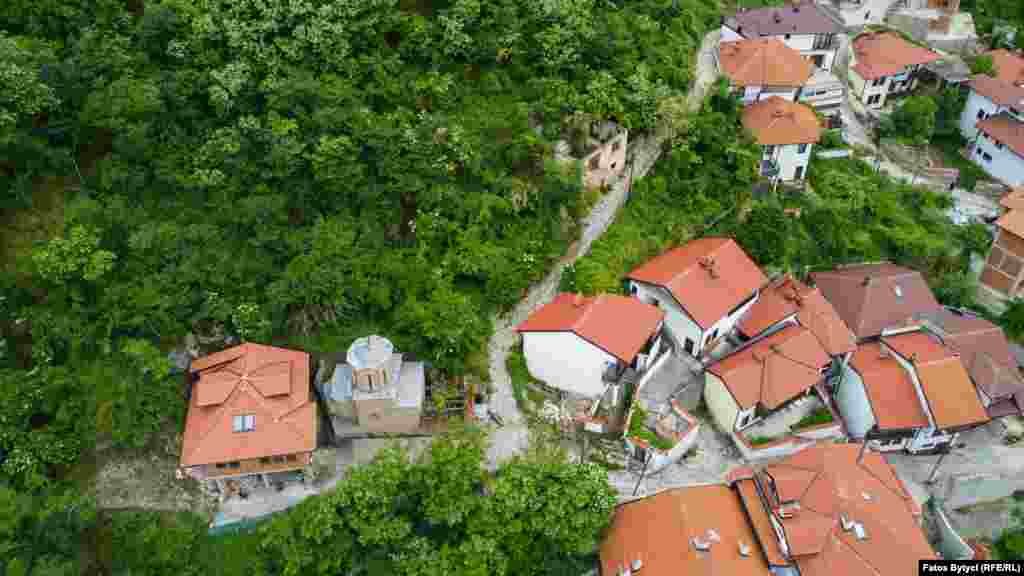 Një kishë e voglë ortodokse që gjendet pranë Kalasë së Prizrenit.&nbsp;