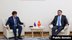 Орусиянын элчиси Сергей Варкунов (солдо) жана тышкы иштер министринин орун басары Алмаз Имангазиев. Бишкек. 14-апрель, 2025-жыл.