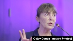 Monica Macovei consideră că posibilitatea tragerii la răspundere (politică, electorală, publică) a celui care face numirile este mai importantă decât riscul ca un ministru sau președinte să politizeze numirile în fruntea marilor parchete.