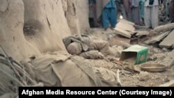 ავღანელი კაცის გვამი, რომელიც საბჭოთა დაბომბვას შეეწირა. ომში, სულ მცირე, 500 000 ავღანელი სამოქალაქო პირი დაიღუპა და 5 მილიონზე მეტი - მოსახლეობის ერთი მესამედი - იძულებით დადაადგილებულ პირად იქცა.