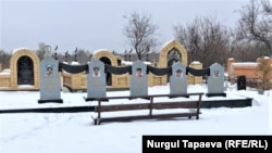 Екі жыл бұрын өрттен қайтыс болған бес қыздың зираты. 3 ақпан 2021 жыл. 
