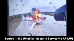 Скріншот із відео ударів СБУ по літаках стратегічної авіації Росії на аеродромі «Біла» («Бєлая», російською «Белая») в Іркутській області, що межує з Монголією. 1 червня 2025 року