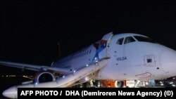 Avionul de pasageri Sukkohoi Superjet 100-95RL al companiei aeriene ruse Azimut după declanșarea unui incendiu la unul dintre motoarele sale și evacuarea pasagerilor prin tobogane de urgență din aeronavă pe pista aeroportului din Antalya. 24 noiembrie 2024.