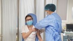 Mihaela Anghel, prima persoană vaccinată în România. 