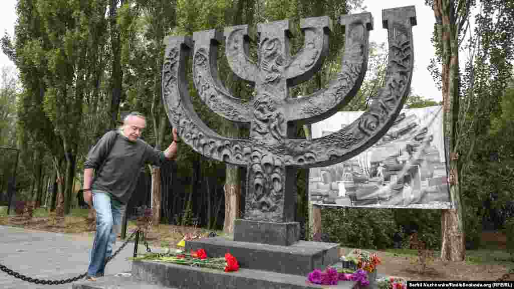 Пам'ятник був встановлений 29 вересня 1991 року, у 50-у річницю першого масового розстрілу євреїв. Від колишньої контори єврейського кладовища до пам'ятника прокладена вимощена плиткою &laquo;Дорога скорботи&raquo;