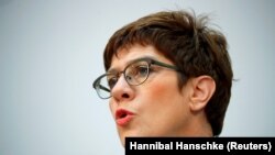 Ministrul german al apărării, Annegret Kramp-Karrenbauer, spune că justificarea adusă de Rusia pentru a mobiliza trupe la granița cu Ucraina și în Peninsula Crimeea nu stă în picioare.