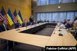 Держсекретар США Марко Рубіо, спецпосланець США Стів Віткофф, міністр армії США Деніел Дрісколл та зять президента США Дональда Трампа Джаред Кушнер зустрічаються з українською делегацією для обговорення плану США щодо припинення війни в Україні, Женева, 23 листопада 2025 року