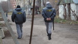 Сотрудники ЧОП у бани