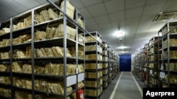 Arhiva Consiliului Național de Studiere a Arhivelor Securității (poliția politică comunistă) cuprinde zeci de kilometri liniari de dosare cu delațiuni, acte de urmărire și dosare de rețea. În comunism, era riscant să spui ce gândești și să te plângi de ceva.