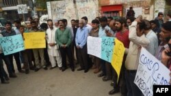 FILE: Journalists protest in Quetta, the capital of Pakistan's southwestern province of Balochistan in August 2016.