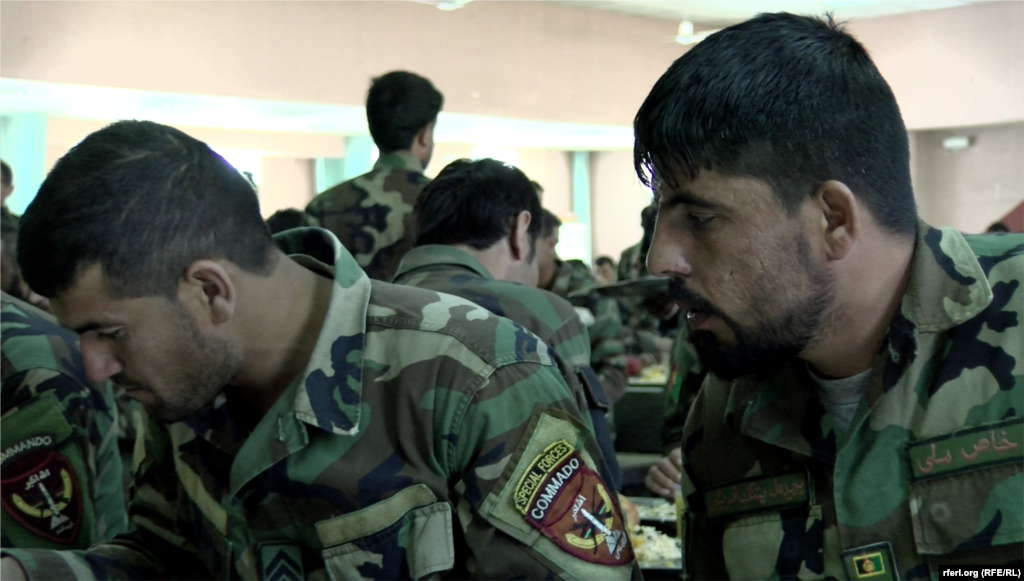 نیرو های خاص افغانستان هنگام صرف طعام