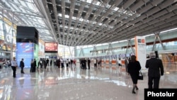 Երևանի «Զվարթնոց» օդանավակայանում, արխիվ