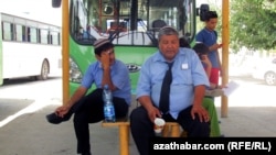 Водители автобуса во время перерыва, Ашхабад. 