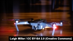 DJI деп аталган кытайлык компания чыгарган Mavic Pro дрону. Иллюстрациялык сүрөт