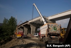 У Пакистані триває будівництво, яке фінансується Китаєм, під виглядом Китайсько-пакистанського економічного коридору на суму понад 60 мільярдів доларів