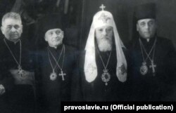 Делегація «Львівського собору» в Москві після його завершення: Гавриїл Костельник, Антоній Пельвецький, патріарх РПЦ Алексій I (Симанський), Михаїл Мельник (зліва направо)