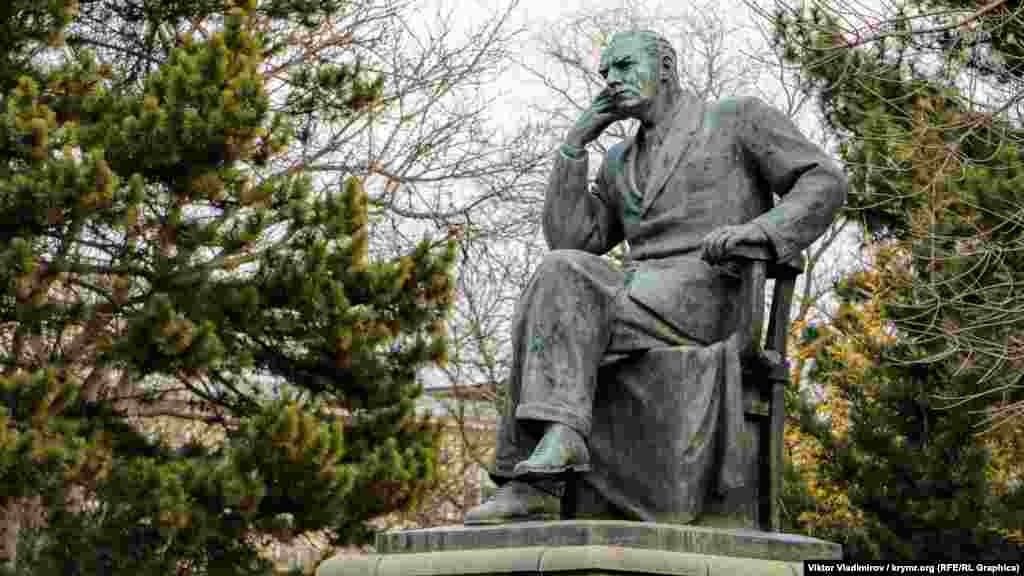 В центрі парку &ndash;&nbsp;пам'ятник радянському драматургові Костянтину Треньову. Триметрова бронзова фігура встановлена на постаменті з кримського діоріту