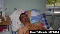 Рустам Тейфуровдун жети кабыргасы сынып, башынан жаракат алып, бети жана денеси соккудан шишип кетти.