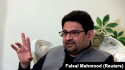 د پاکستان د خزانې وزير د مې پر څلورمه نېټه په کراچۍ کې خبرې کنفرنس وکړ. انځور له ارشېفه