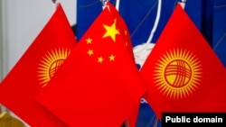 Кыргызстан менен Кытайдын желекчелери. Иллюстрациялык сүрөт.